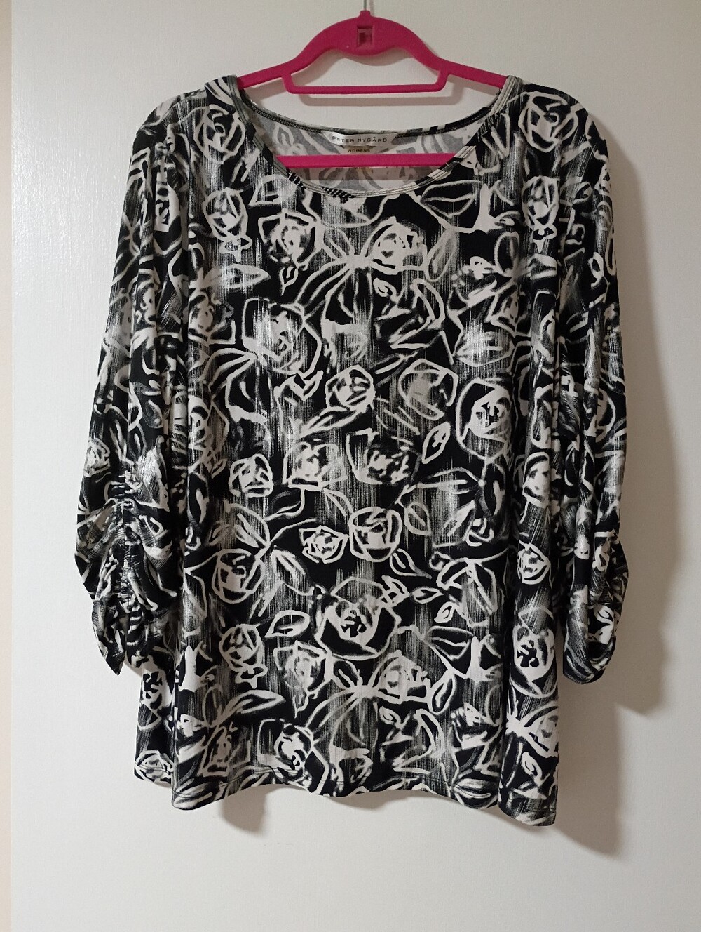 Peter Nygard Black & White Metallic Floral Scoop Neck 3/4 Ruched Sleeve Top